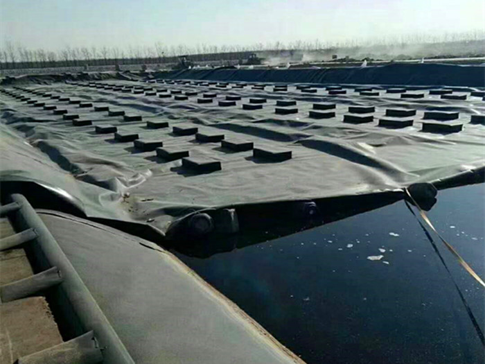 HDPE防滲膜在污水池、垃圾場滲濾液調節池起到的作用 施工注意事項